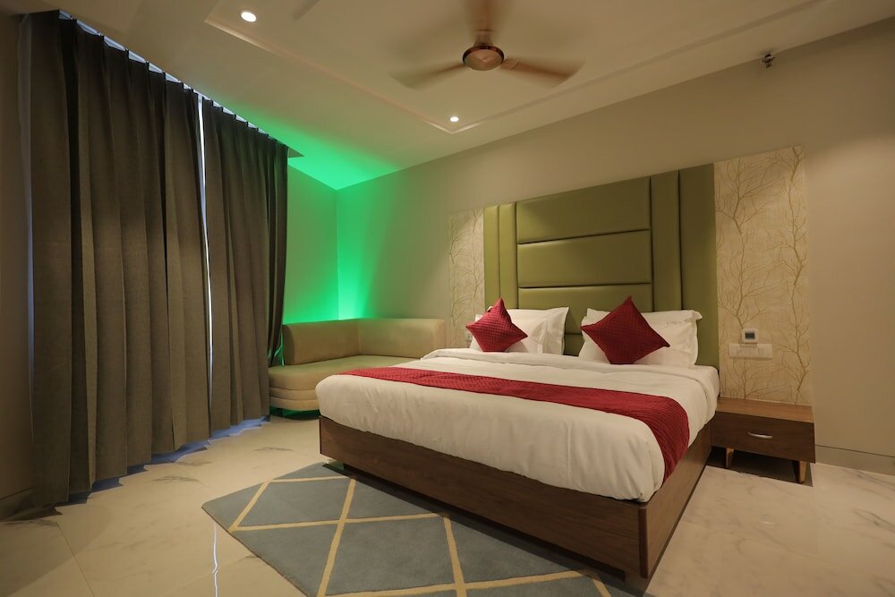 Фото Hotel Taj Crown Plaza