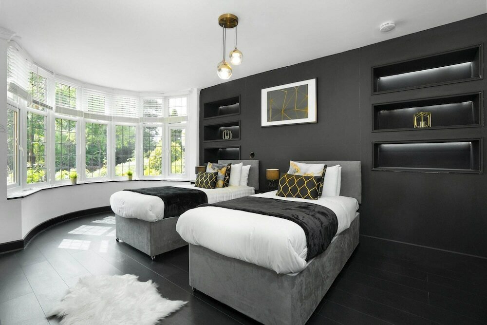 Фото Luxury Designer Mansion in West Midlands Countryside