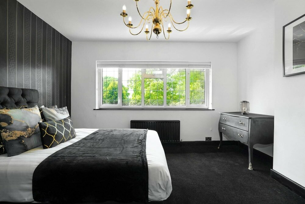 Фото Luxury Designer Mansion in West Midlands Countryside