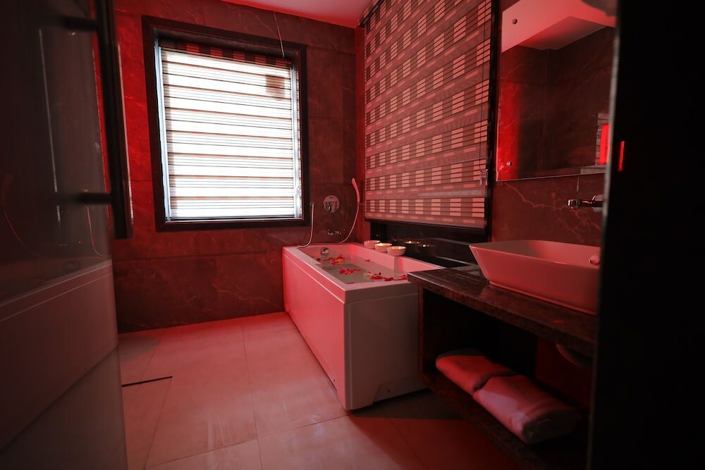 Фото Hotel Taj Crown Plaza