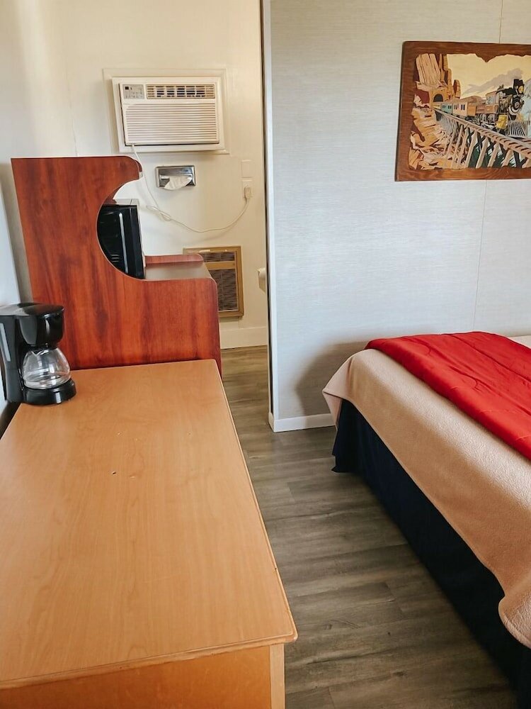 Фото The Redwood Motel