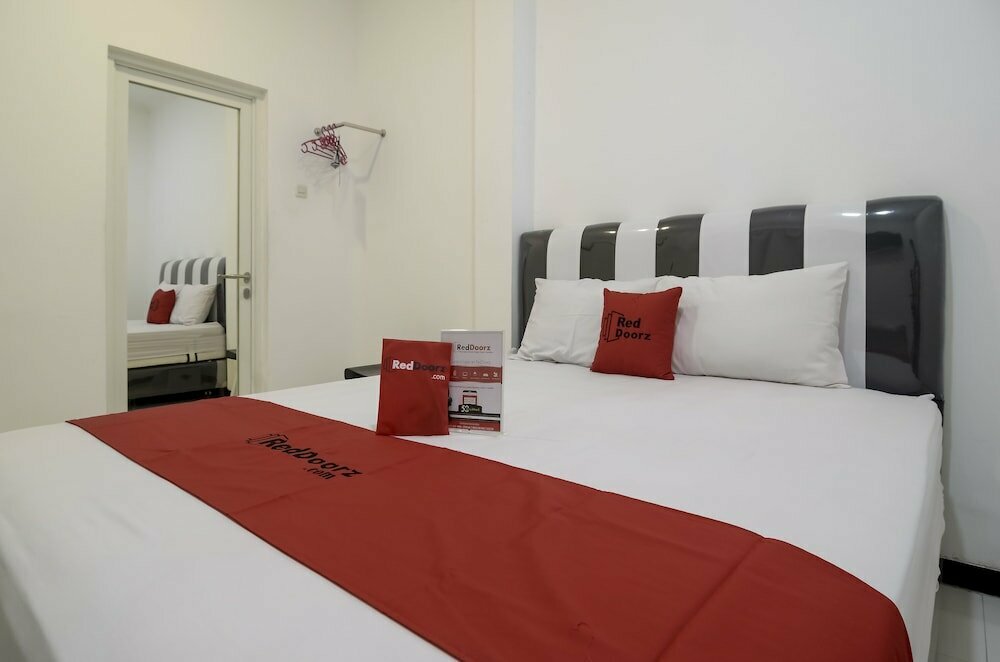 Hotel RedDoorz near Poncol Station, Semarang, photo