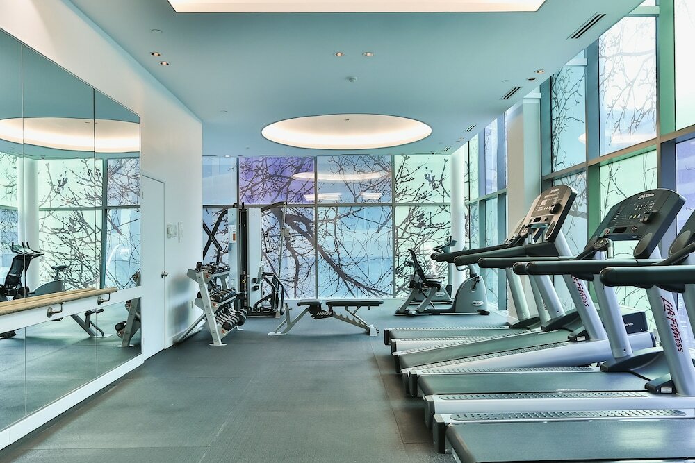 Фото Bright Sub-Penthouse on Bay St