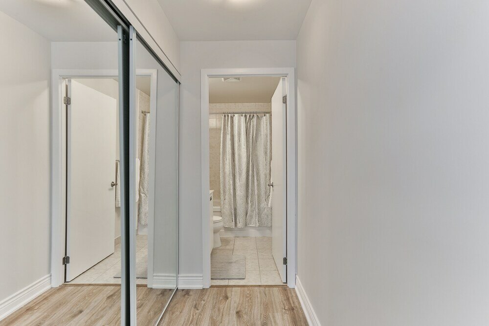 Фото Bright Sub-Penthouse on Bay St