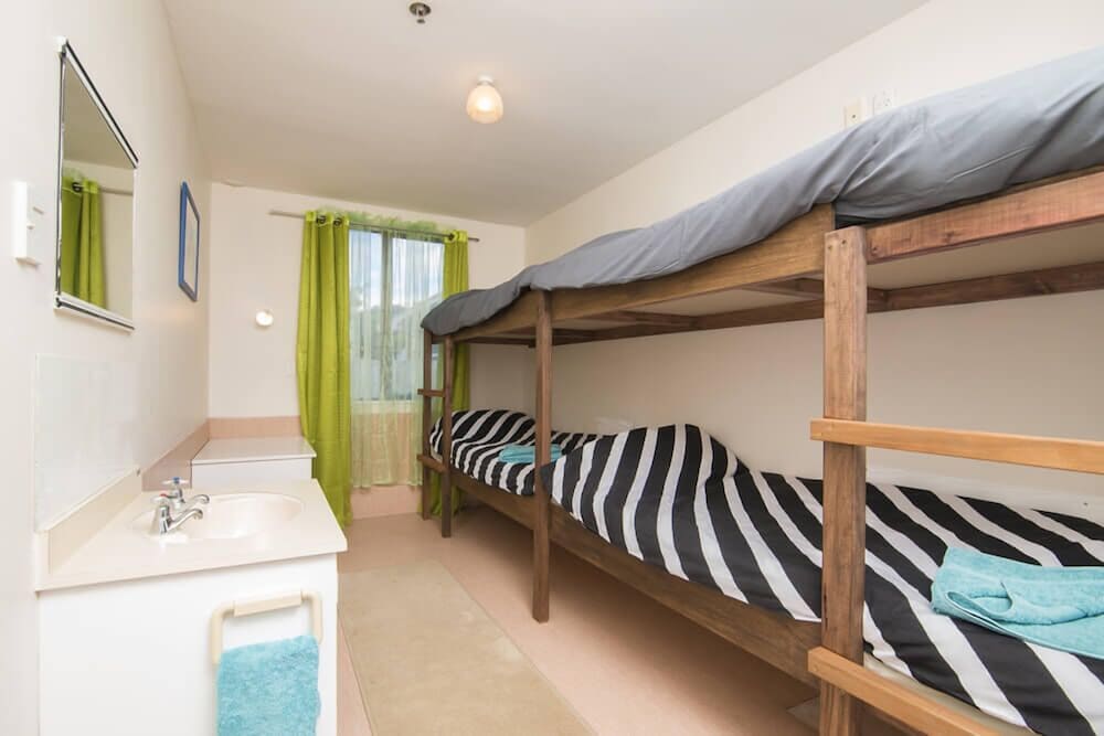 Фото Piwaka Lodge and Backpackers