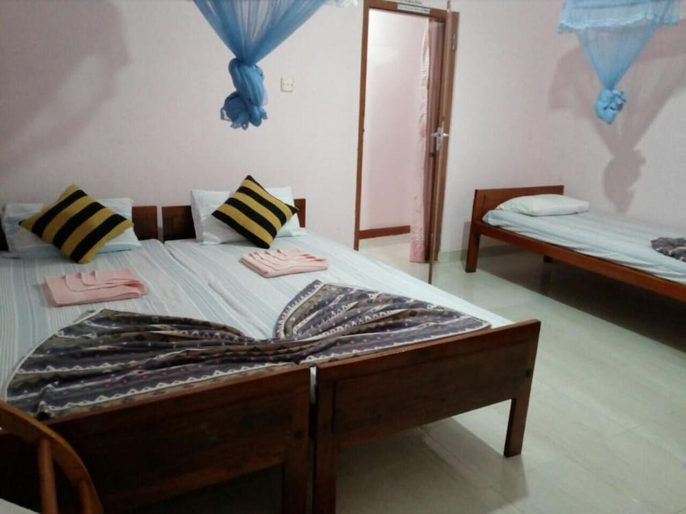 Фото Lizzie Villa Guest House