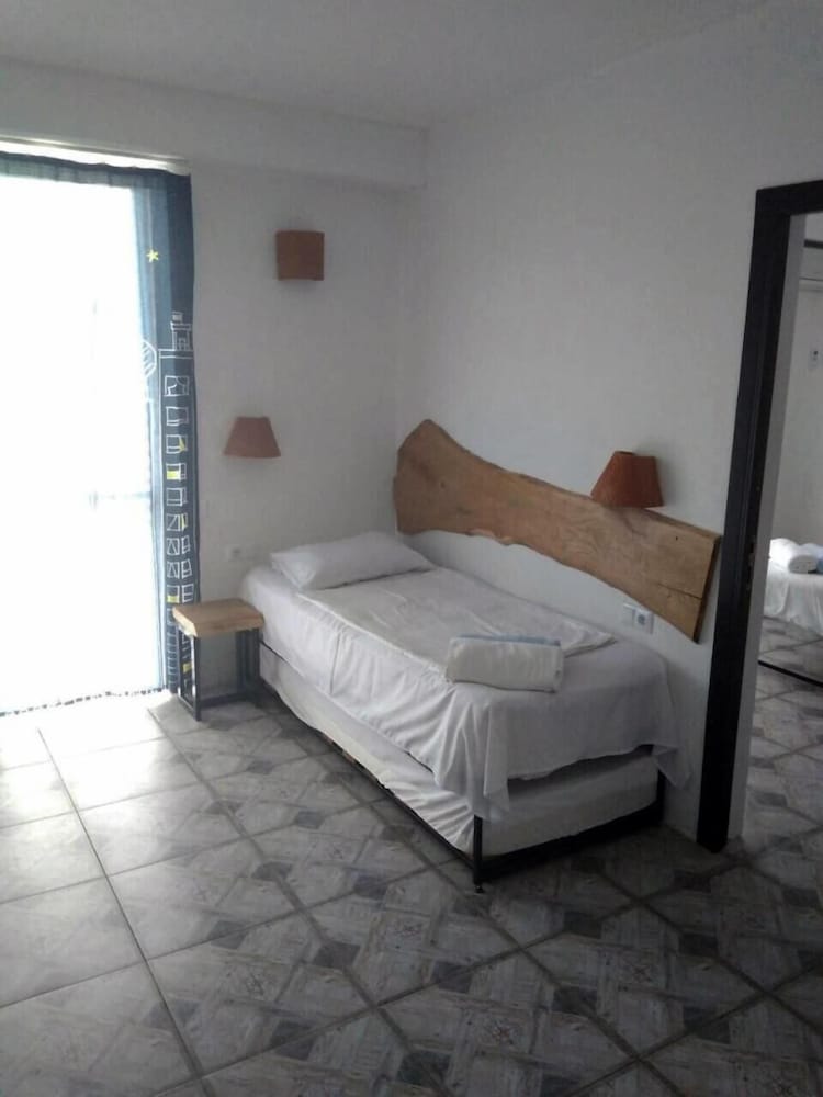 Фото Simple Pleasures Hotel