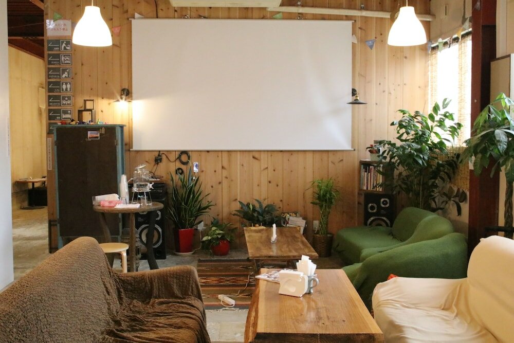 Фото Fan Aburatsu Sports Bar & Hostel