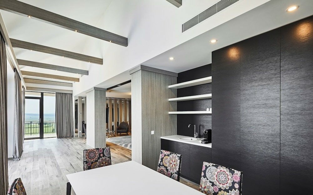 Фото Ambassadori Hotel