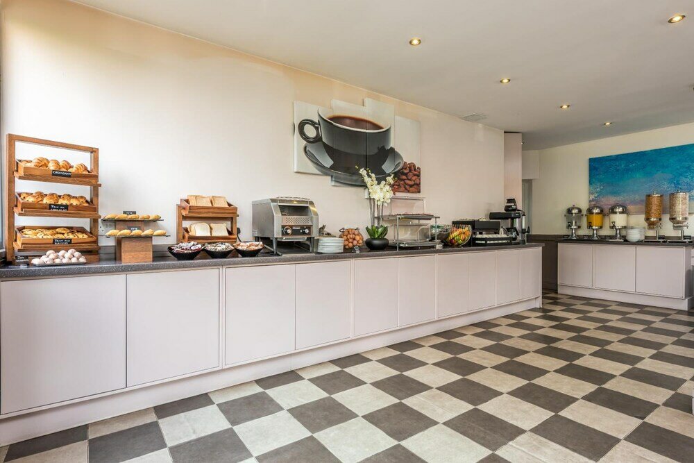 Фото The London Pembury Hotel