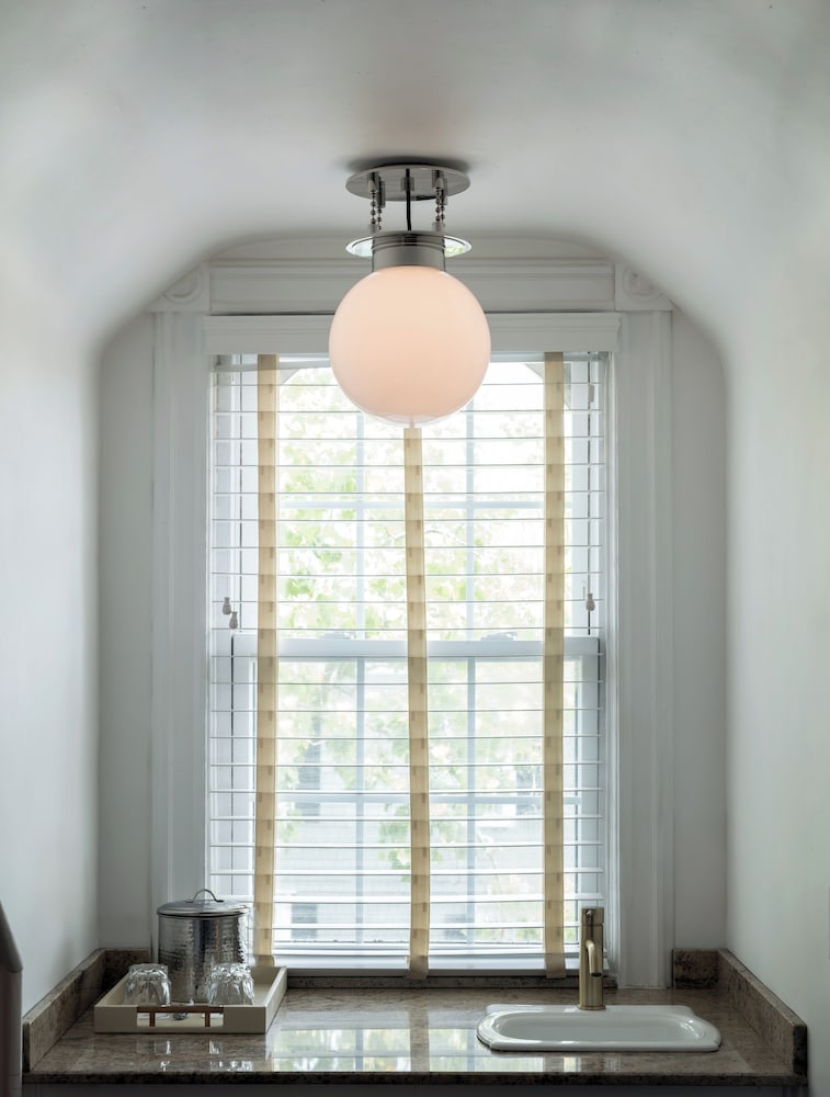 Фото Chateau Inn and Suites