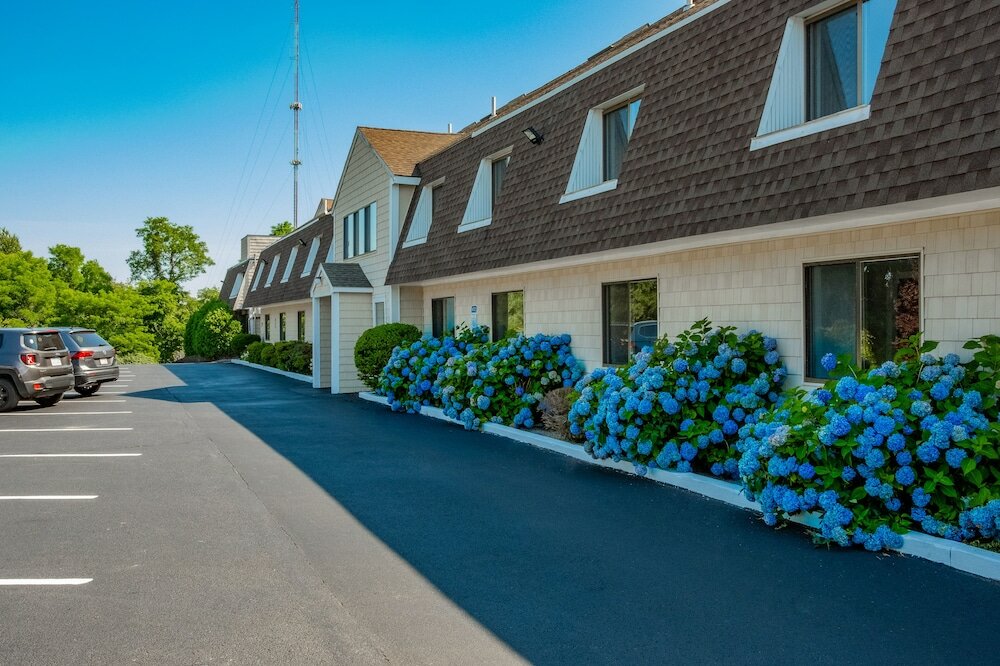 Фото Admiralty Inn & Suites