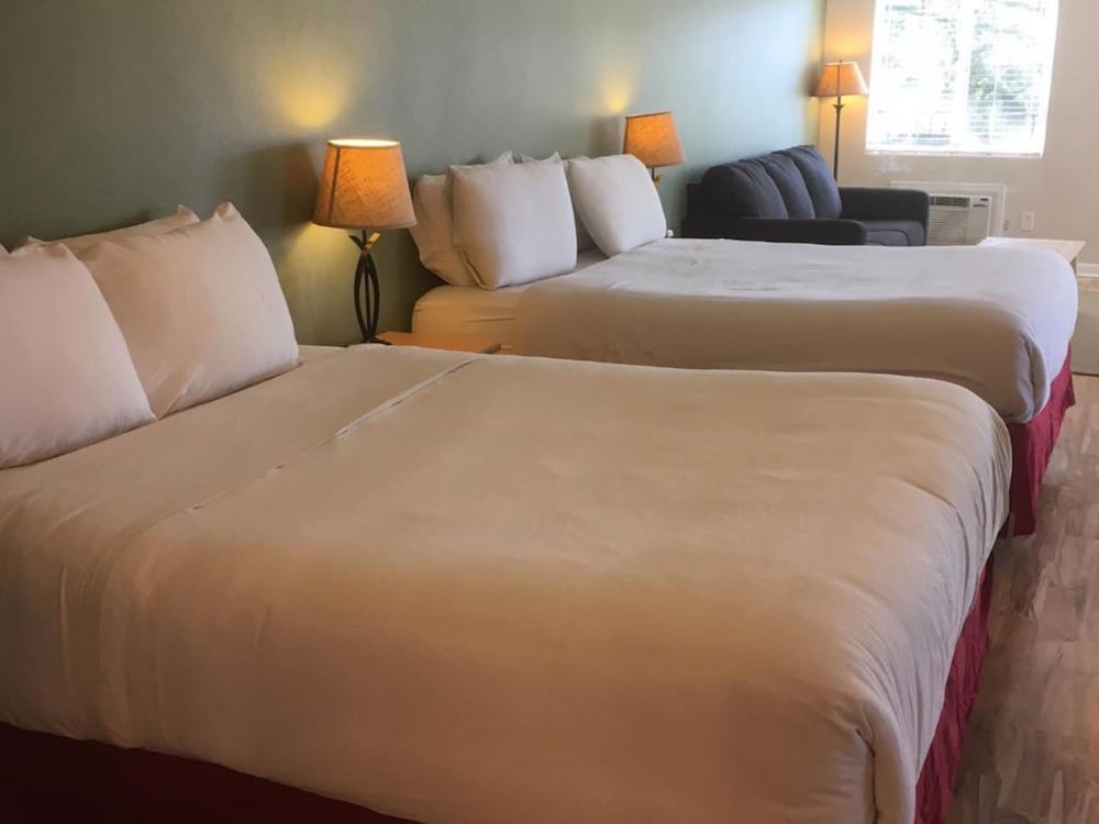 Фото Clear Lake Cottages & Marina