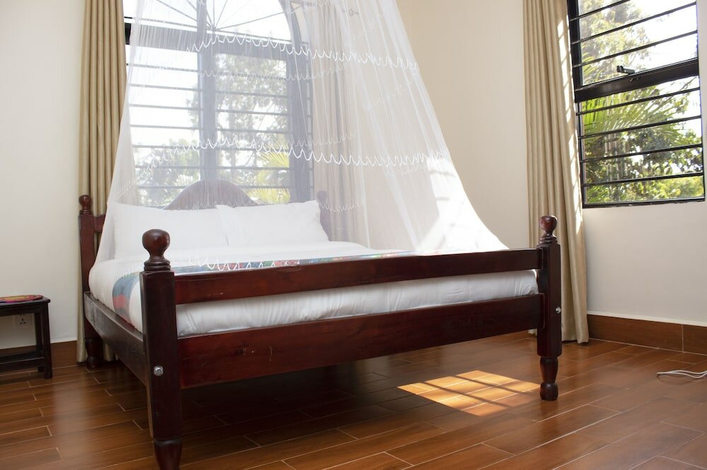 Фото The Hive Entebbe Guesthouse