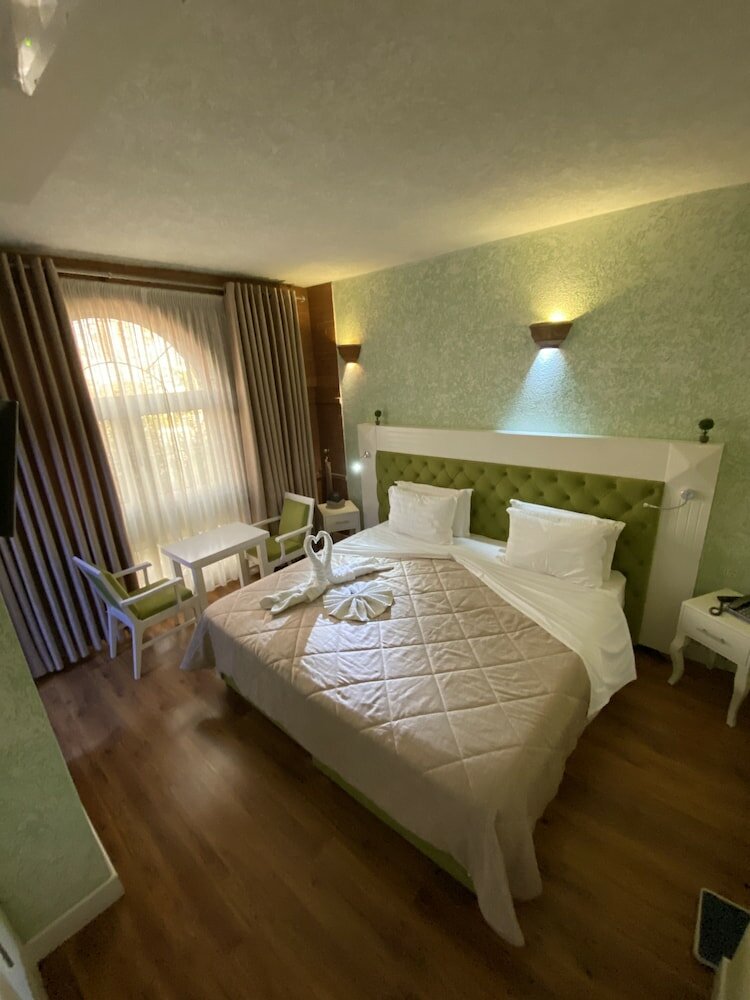 Фото The Red Bricks Hotel