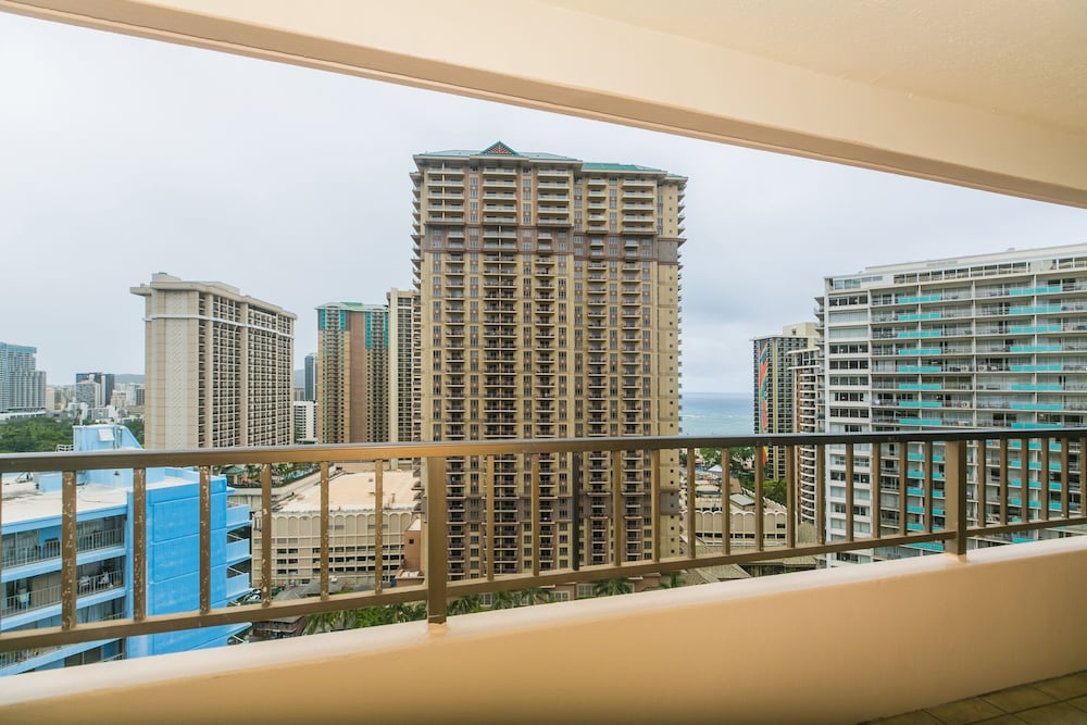 Фото Discovery Bay One Bedroom Condos with Kitchen & Free Wifi!