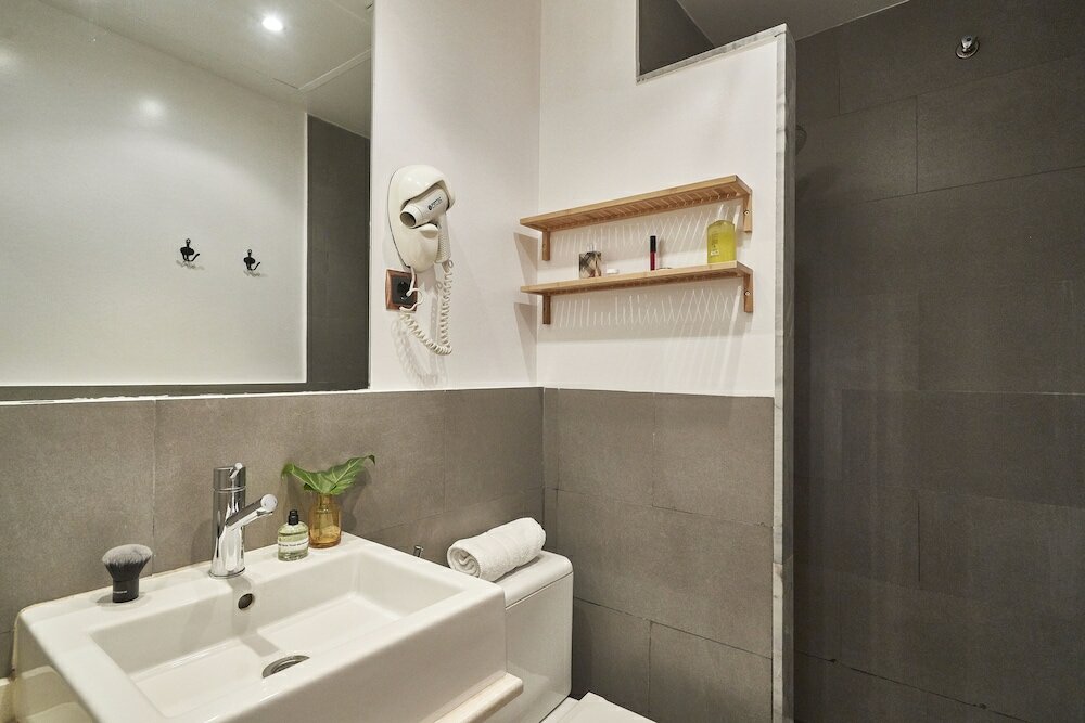 Фото AinB Las Ramblas Colón Apartments