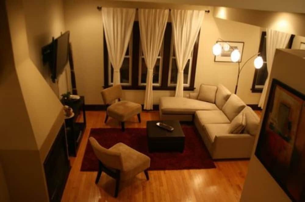 Фото Roscoe Village Guesthouse