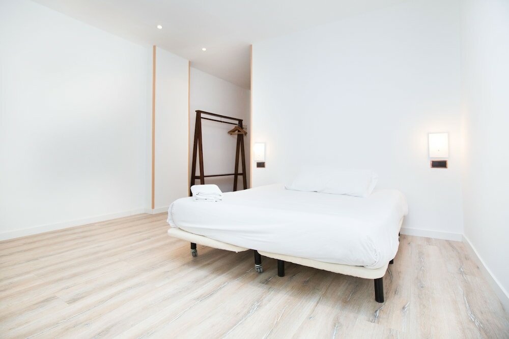 Фото AinB Las Ramblas Colón Apartments