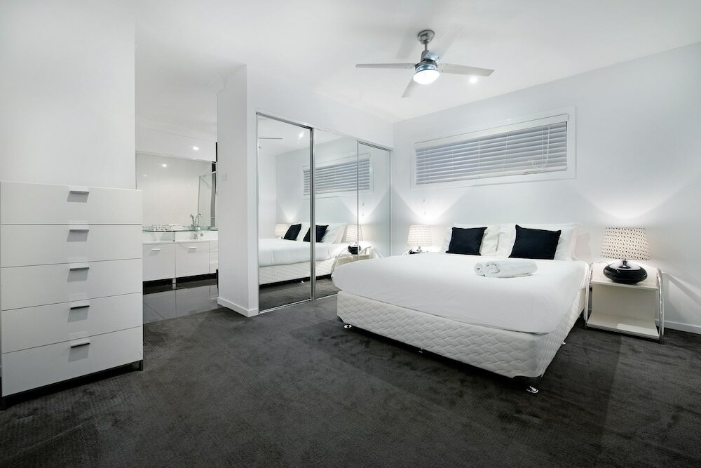 Фото Sunrise Executive 5 Bedroom Home