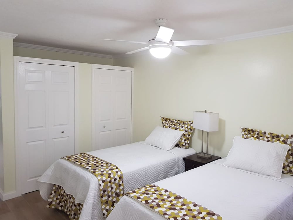 Фото New Kingston Apt at Kensington Court