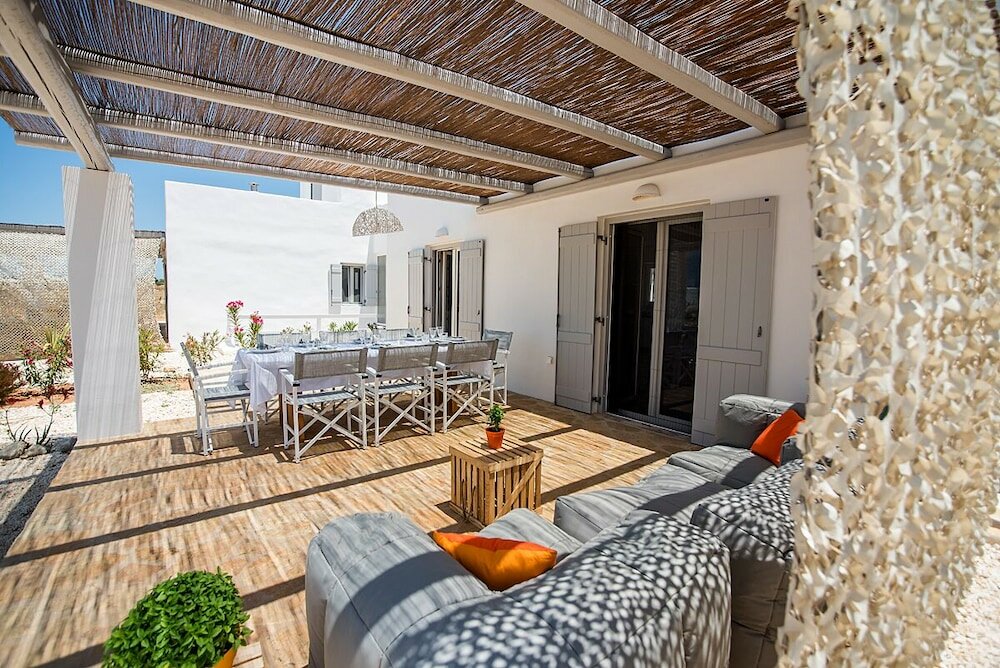 Фото Funky holiday home with pool, next to the beach by VillaRentalsgr