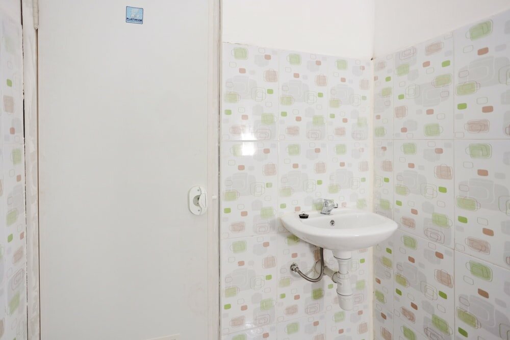 Фото RedDoorz near Plaza Araya 2