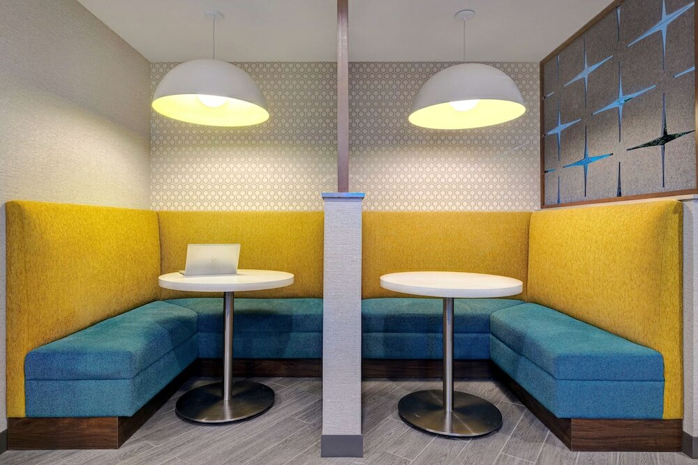 Фото Hampton Inn & Suites Marina