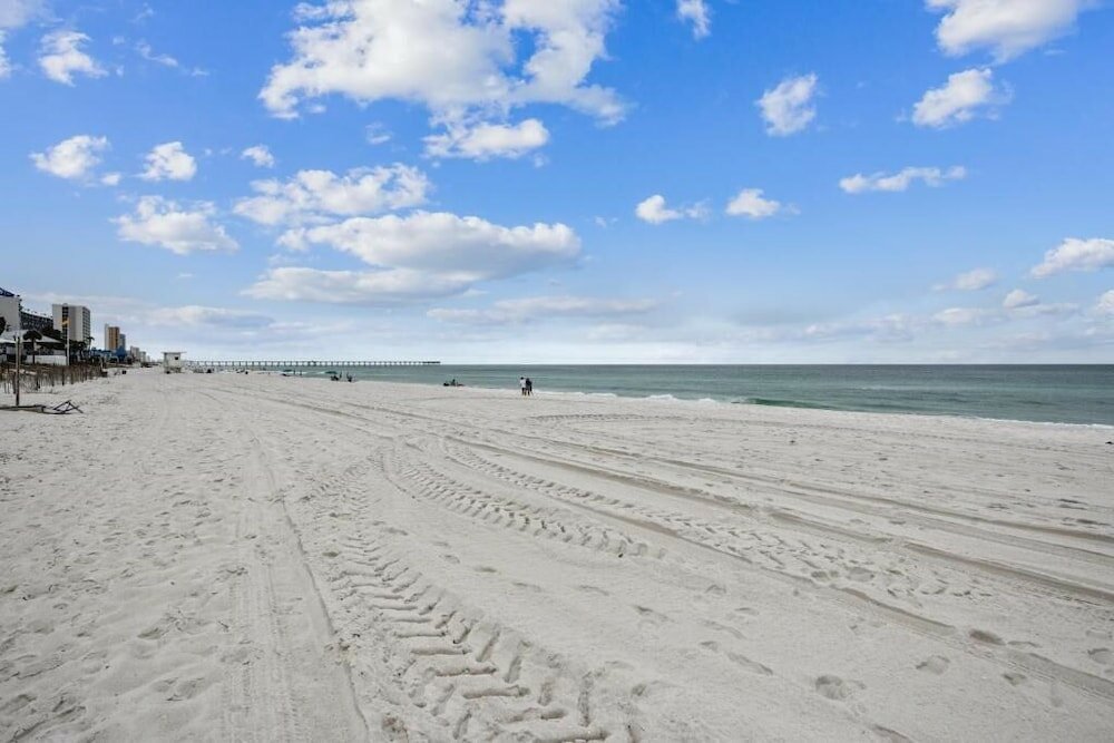 Фото Happy Herron by Book That Condo