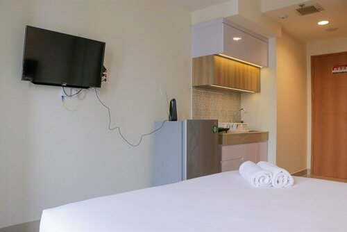 Гостиница Comfortable And Strategic Studio Apartment Evenciio Margonda в Депоке