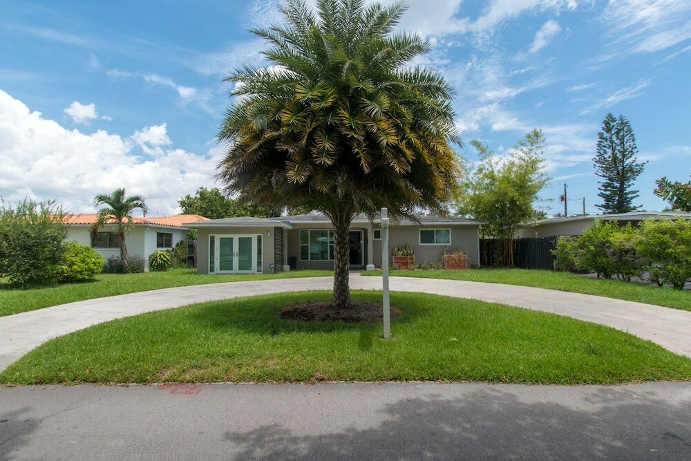 Фото Private Pool 3br New Modern Furniture