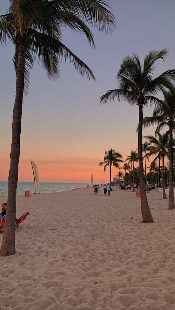 Фото Pool Holiday Retreat Dania Beach 5 min Walk