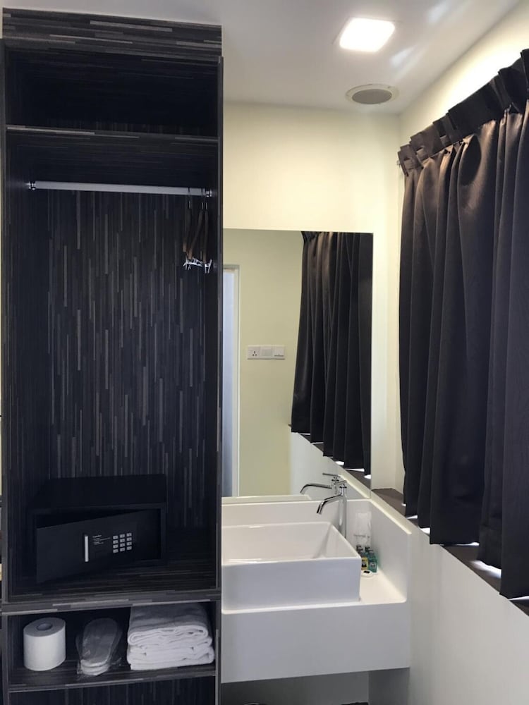 Фото L Hotel @ 51 Desker