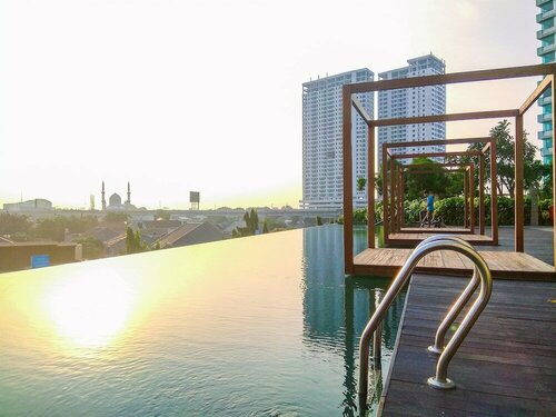 Гостиница Modern and Spacious Studio with City View @ Grand Kamala Lagoon Apartment в Бекаси
