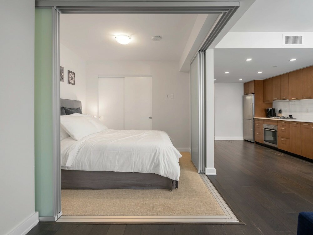 Фото Sterling Suites - Yaletown