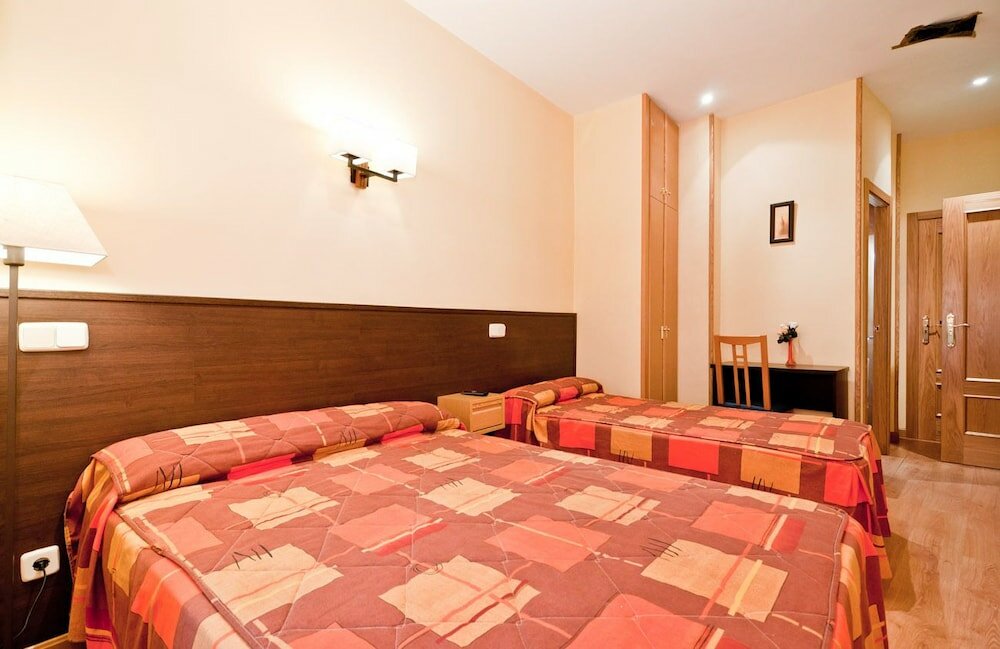 Фото Hostal Las Cortes