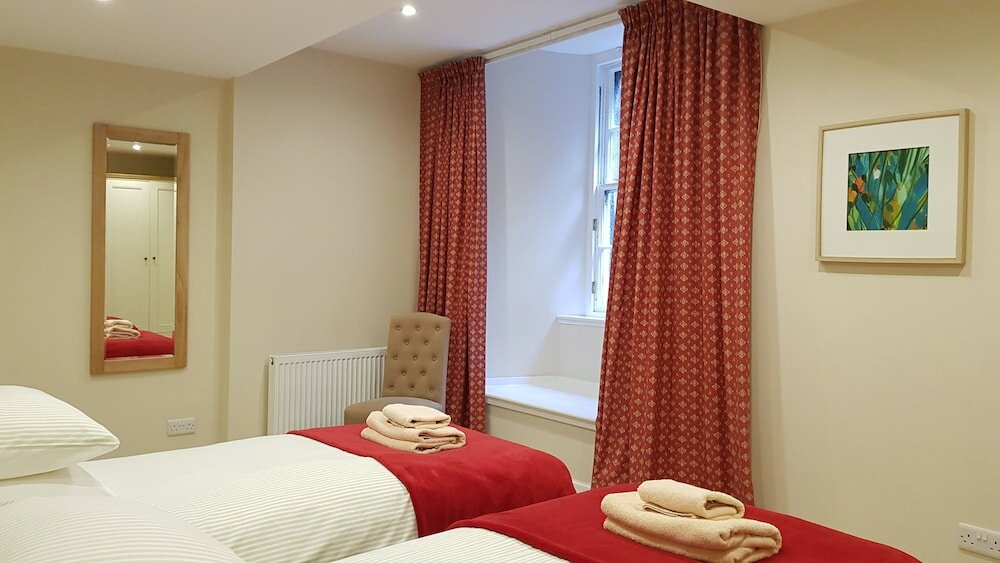 Фото Authentic Central 3-Bedroom Apartment