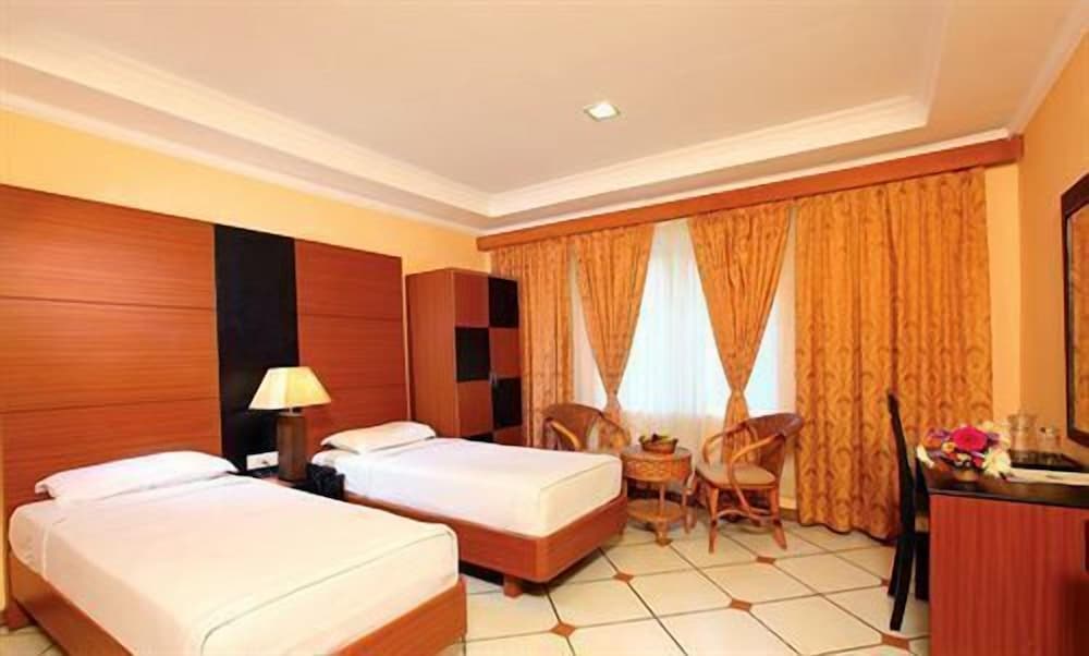 Фото Emarald Hotels