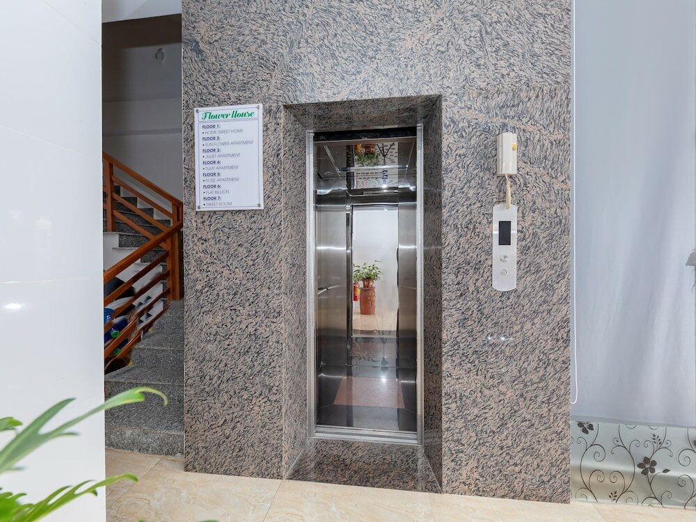 Фото Oyo 1028 Flower House Apartment