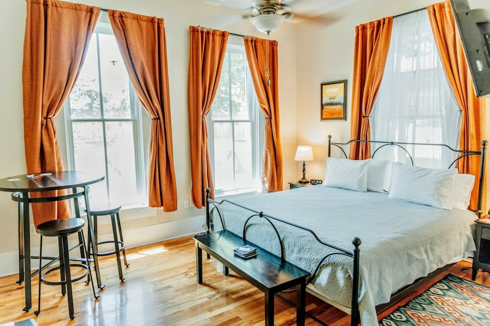 Фото Alpine Bed and Breakfast