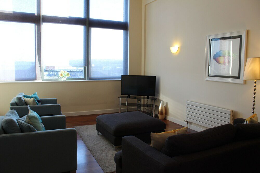 Фото Week2Week Stunning 2 Bed City Centre Apartment