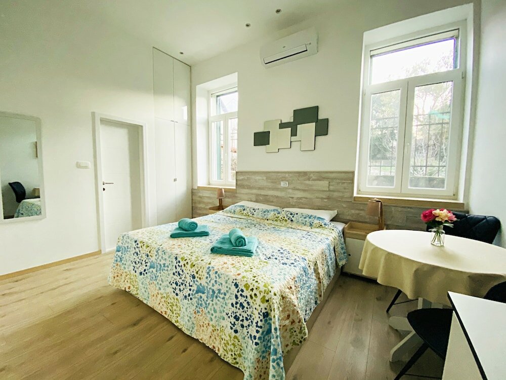 Фото En-suite Rose on Rokova Street