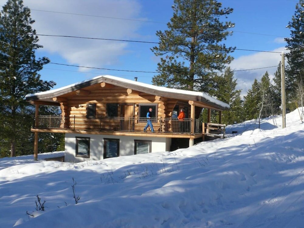 Фото Beautiful Log Chalet Near Fernie, Bc