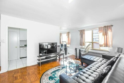 Гостиница Magnificent Condo at Leaside - 10 Mins to Downtown в Торонто