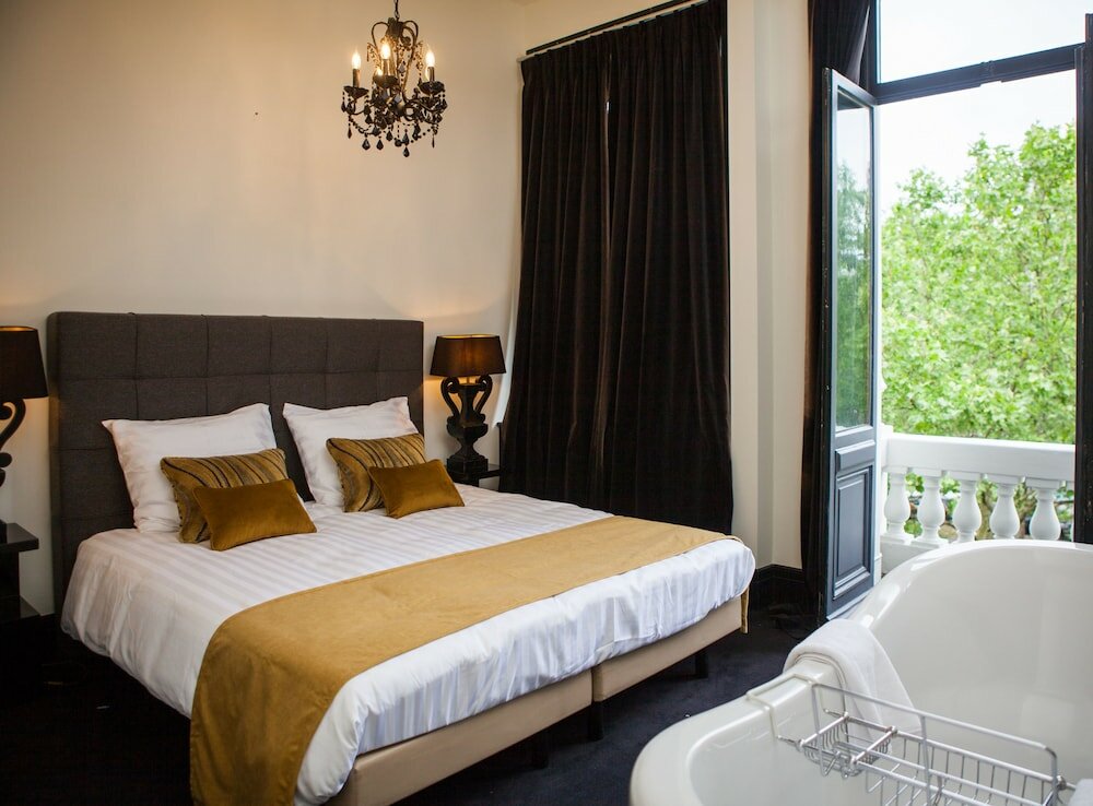 Фото B in Antwerp