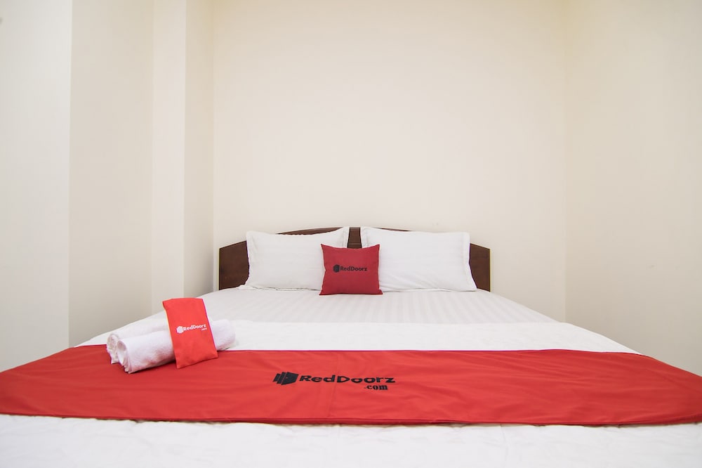 Фото RedDoorz @ Le Van Sy Street