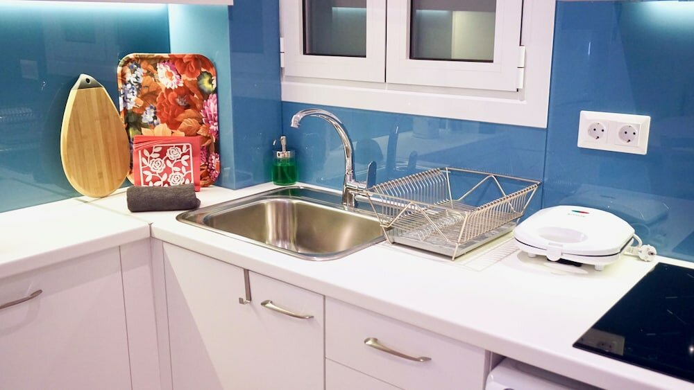 Фото Vibrant & Cozy Apt in Athens