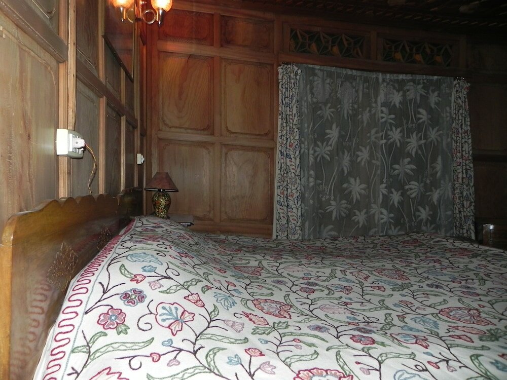 Фото Shabrose Heritage Houseboats