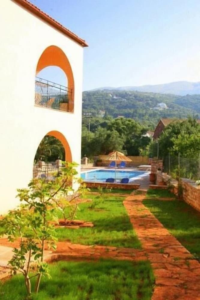 Фото Emily's Apartments