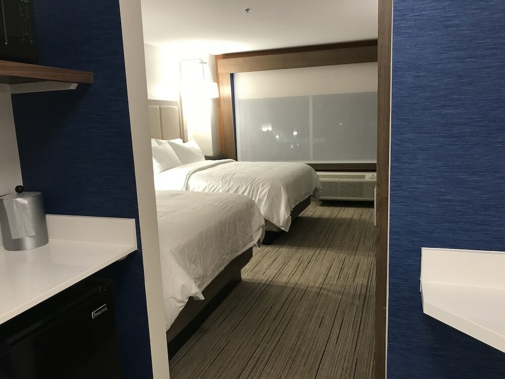 Фото Holiday Inn Express & Suites Phoenix - Airport North, an Ihg Hotel